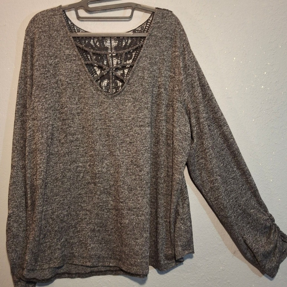 🛍️ Gray V-Neck Long Sleeve Top with Lace Back Detail